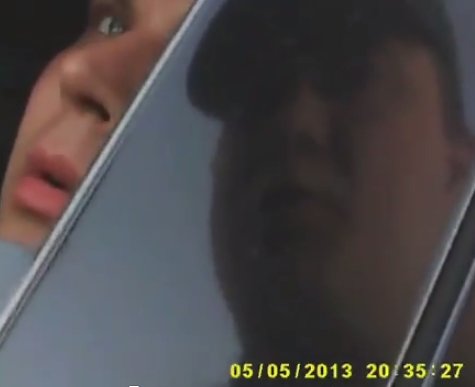 Kadras iš filmuotos medžiagos/Raimondas Biveinis (kairėje) bendrauja su policininku