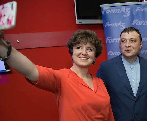 Natalija Nazaruk su propagandinio projekto „Sonar-2050“ vyriausiu redaktoriumi Semionu Uralovu – viename iš „Formatas-A3“ renginių okupuotame Simferopolyje.