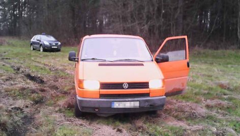 Purve įklimpęs &bdquo;Volkswagen Transporter&ldquo; su kontrabanda