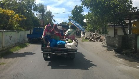 Kaimo moterys vežamos namo po prekybos turguje 