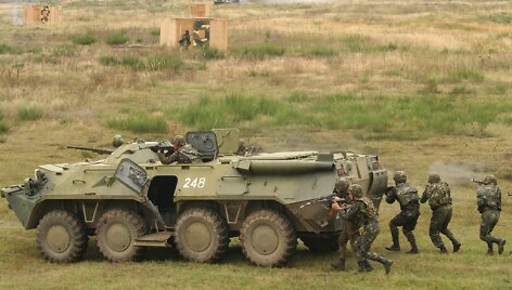 Atvyko greito reagavimo pajėgos su &scaron;arvuočiais BTR-80