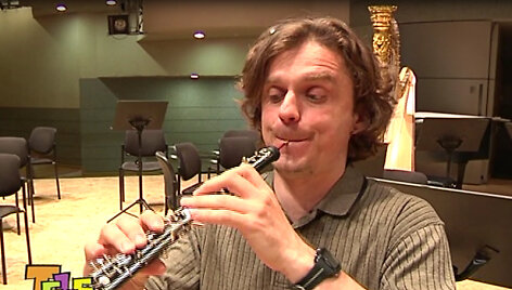 LVSO muzikantas Linas &Scaron;alna supažindina vaikus su obojumi.