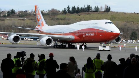 Ilgiausias keleivinis lėktuvas &bdquo;Boeing 747-8 Intercontinental&ldquo;  atliko pirmąjį skrydį.