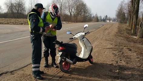 Asfaltas sausas, saulė šviečia, tačiau šio motorolerio vairuotojas baudžiamas ir už važiavimą vasarinėmis padangomis: taisyklės yra taisyklės