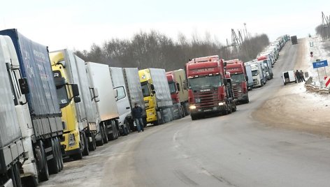 Lietuvos vežėjų asociacijos „Linava“ duomenimis, sekmadienio rytą Terechovo pasienio poste laukė apie 1300 vilkikų, dar maždaug 600 vilkikų stovi Grebnevo pasienio poste.