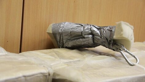 Prie cigarečių dėžių pritvirtintos rankenos