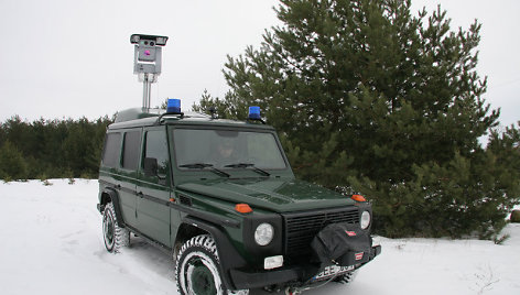 Pasieniečių visureigyje „Mercedes Benz“ sumontuota speciali įranga su kamera, reaguojančia į aplinkos temperatūros skirtumus.