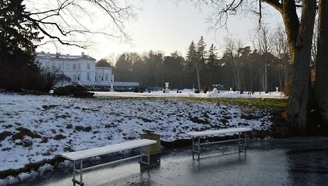 Žiemos pasaka Palangoje: Birutės parke išpilta čiuožykla