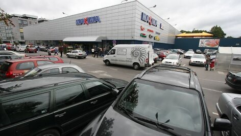 Perpildytas prekybos centrų aik&scaron;teles galėtų ženklinti stovėjimą ribojantys ženklai, tačiau kol kas tokios iniciatyvos niekas nesiima.
