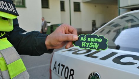 Antikorupcinės akcijos lipdukais papuošti policijos tarnybiniai automobiliai