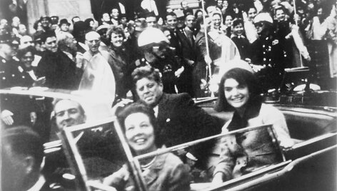 Jacqueline Kennedy su vyru Johnu F. Kennedy likus kelioms minutėms iki mirtino &scaron;ūvio