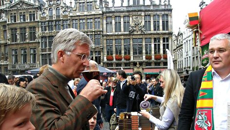 Pristatyti alų gilias alaus gamybos tradicijas turinčioje &scaron;alyje buvo rizikinga, tačiau &scaron;iaulieti&scaron;ką &bdquo;Tamsųjį elį" skanavo ir įvertino pats Belgijos karalius.