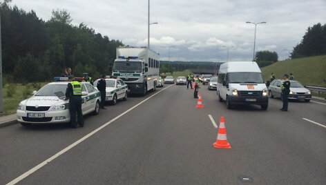 Vakariniame Vilniaus aplinkkelyje buvo stabdomas eismas ir tikrinamos transporto priemonės