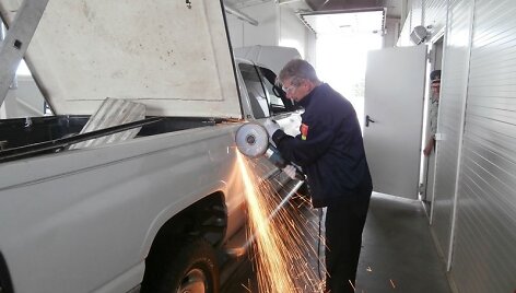 Automobilio kėbule slėpta cigarečių kontrabanda