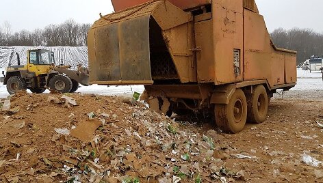 Muitininkų konfiskuotos cigaretės virsta trą&scaron;omis ūkininkų laukuose
