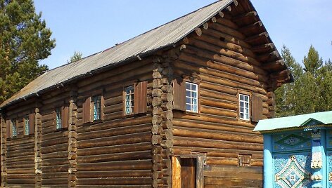 XIX a. II p. etnografinis rusų valstiečių namas ant negyvenamo paklėčio. Užbaikalės tautų etnografinis muziejus. 