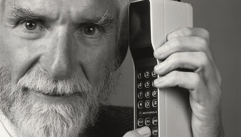 Mobiliojo telefono i&scaron;radėjas Martinas Cooperis