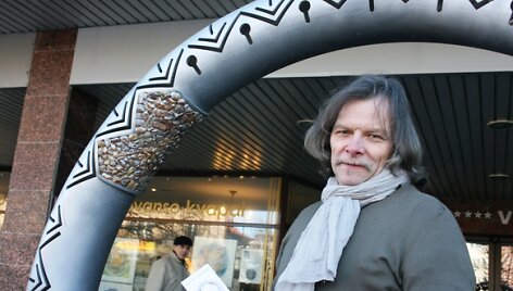 Į pasaulinę parodą &bdquo;Expo 2012&rdquo; Pietų Korėjoje i&scaron;keliaus ir klaipėdiečio menininko Vytauto Karčiausko gintaro žiedas. 