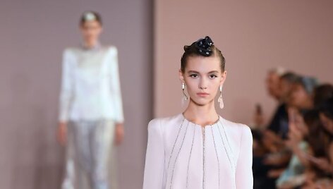 &bdquo;Giorgio Armani Priv&eacute;&ldquo; 2019&ndash;2020 m. rudens ir žiemos auk&scaron;tosios mados kolekcijos modelis
