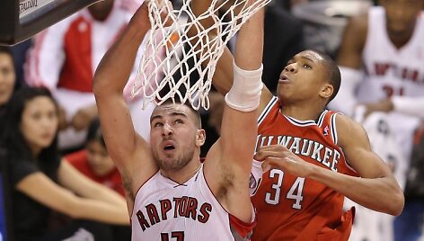 Jonas Valančiūnas ir Giannis Antetokounmpo