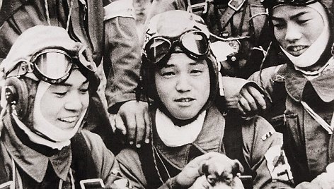 Yukio Araki (centre)