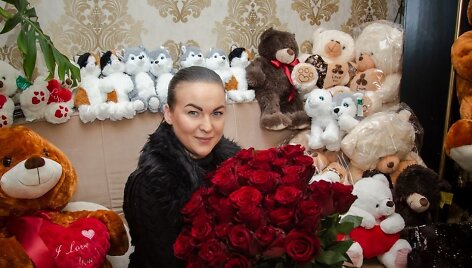 Gėlininkė L.Virvičaitė pastebi, kad vyrai savo moteris sveikina skirtingai &ndash; vieni apsiriboja vienu ar keliais rožės žiedais, kiti gėlėms i&scaron;leidžia po kelis &scaron;imtus eurų.