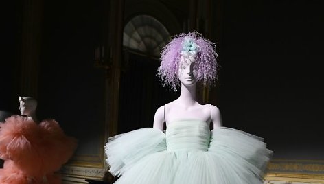 „Giambattista Valli“ 2019–2020 m. rudens ir žiemos aukštosios mados kolekcijos modelis