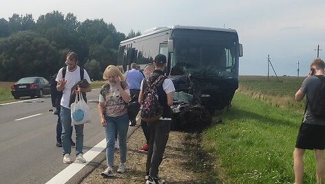Kelyje Prienai&ndash;Jieznas į autobusą įsirėžus automobiliui, žuvo jo vairuotojas