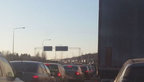 Spūstis ties avarijos vieta Islandijos plente