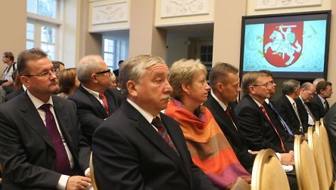 Vilniuje susirinkę Lietuvos diplomatai sprendžia, kaip susiveržti diržus mažėjant Užsienio reikalų ministerijos finansavimui.