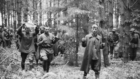 Į nelaisvę pasiduodantys sovietų kariai. 1941 m. birželis&ndash;liepa