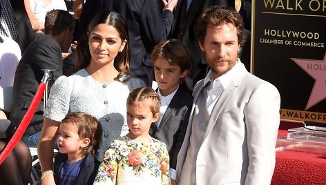 Matthew McConaughey su žmona Camila Alves ir vaikais