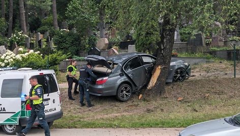 Vilniuje automobilis įlėkė į kapinių tvorą