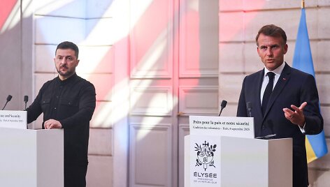 Volodymyras Zelenskis ir Emmanuelis Macronas / AFP