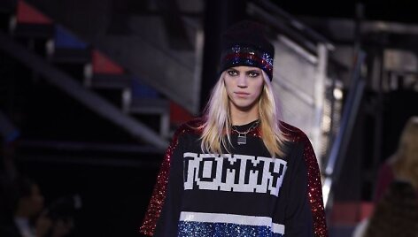&bdquo;Tommy Hilfiger&ldquo; 2018 m. pavasario ir vasaros kolekcijos modelis