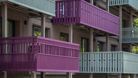 Ažurinių balkorų turėklai meną istorinį vietos kontekstą – tradicinę regiono vasarnamių architektūrą. 