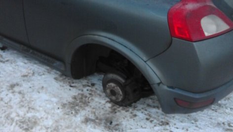 Neseniai be visų 4 ratų ratų Fabijoniškių gale buvo paliktas apynaujis „Volvo C30“ hečbekas.