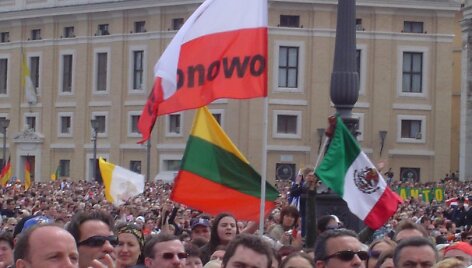 Lietuviai Vatikane per Velykas su trispalve