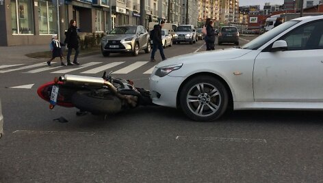 &Scaron;iaurės miestelyje susidūrė motociklas ir BMW automobilis