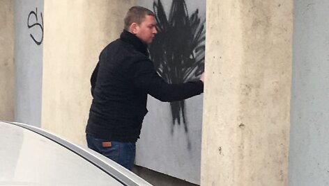 Vilniuje ant sienos pie&scaron;iantis vyras