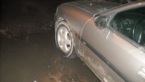 Savaitgalį chuliganai smaginosi daužydami automobilius.
