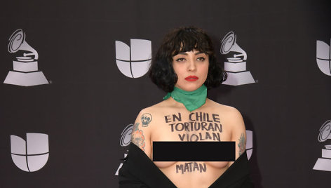 Dainininkė Mon Laferte Lotynų Amerikos „Grammy“ apdovanojimuose