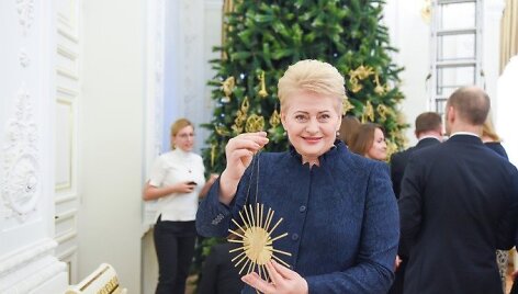 Dalia Grybauskaitė papuo&scaron;ė Kalėdų eglę