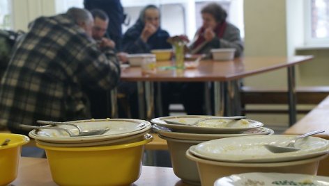 Caritas valdyklose laukiamiausios buvo lėkštės ir plastmasiniai dubenėliai