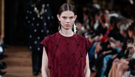 &bdquo;Stella McCartney&ldquo; 2020&ndash;2021 m. rudens ir žiemos kolekcijos modelis