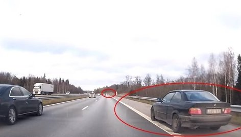 Užfiksuotas pažeidimas. Priekyje kelkraštyje yra sustojęs sugedęs automobilis. Jei BMW šį neapgalvotą manevrą darytų vėliau, pasekmės būtų tragiškos.