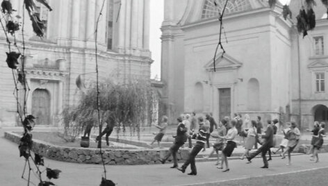 Kadras i&scaron; filmo &bdquo;Laikas eina per miestą&ldquo;