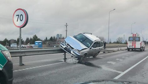 Po susidūrimo &bdquo;Volvo&ldquo; liko kabėti ant atitvarų