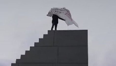 Var&scaron;uvoje vyras sutrikdė prezidento lėktuvo katastrofos aukų pagerbimo ceremoniją