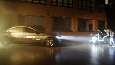 Naujieji &bdquo;Mercedes-Benz&ldquo; žibintai ant kelio pateiks naudingos informacijos. 